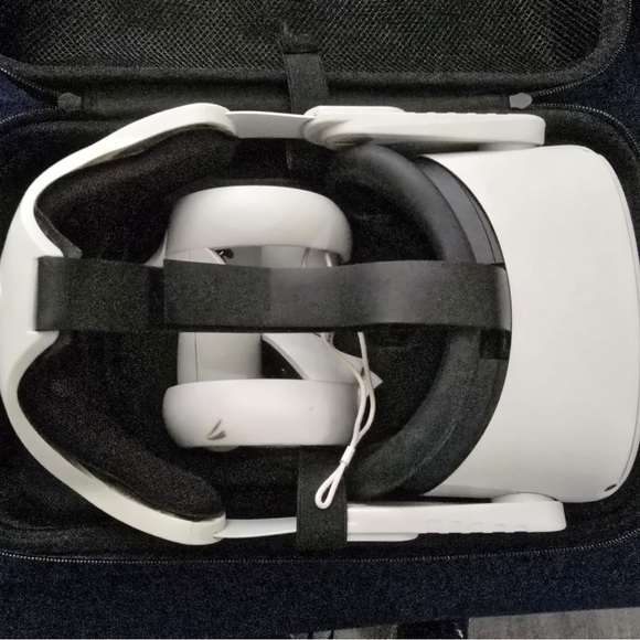 VR Headset with Controllers - White